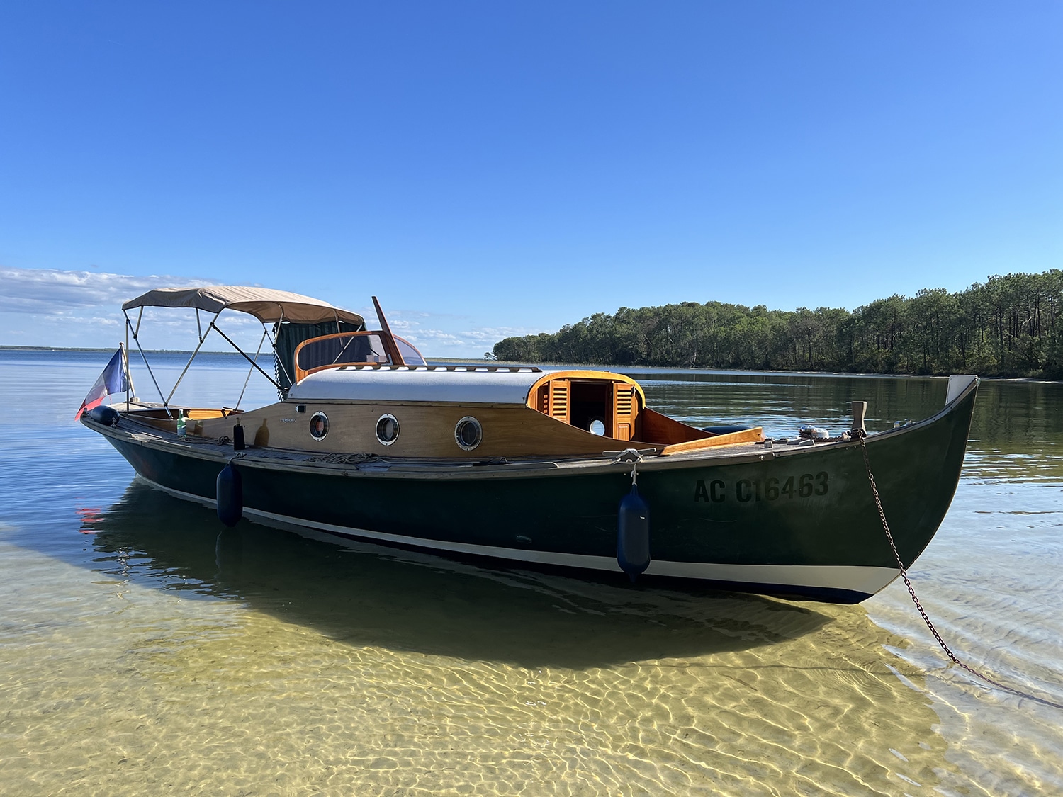 Bateau typique du bassin naviguant sur le lac de Lacanau